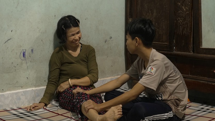 Cậu bé bán vé số chăm mẹ bệnh | Mái ấm gia đình Việt- Ảnh 2.