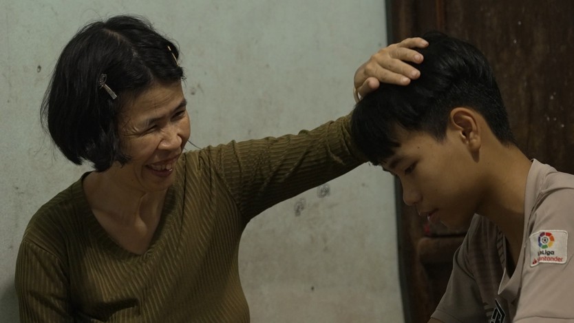 Cậu bé bán vé số chăm mẹ bệnh | Mái ấm gia đình Việt- Ảnh 1.
