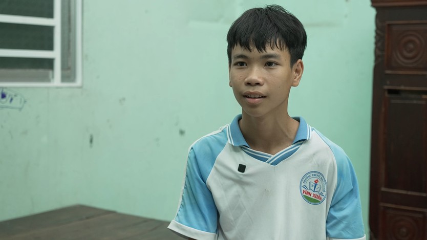 Cậu bé bán vé số chăm mẹ bệnh | Mái ấm gia đình Việt- Ảnh 9.