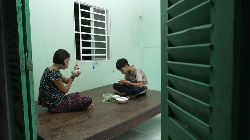 Cậu bé bán vé số chăm mẹ bệnh | Mái ấm gia đình Việt- Ảnh 7.