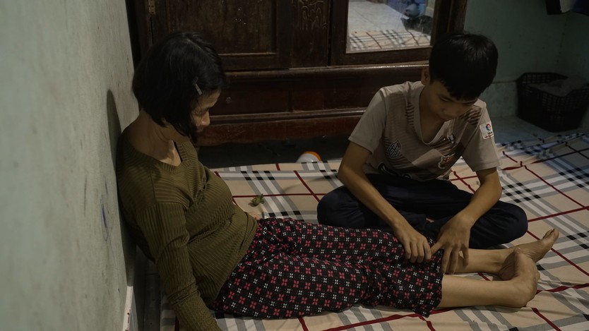 Cậu bé bán vé số chăm mẹ bệnh | Mái ấm gia đình Việt- Ảnh 6.