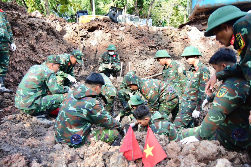 Ngày 26/10, quy tập thêm 10 hài cốt liệt sĩ tại Công viên Lê Thị Riêng, nâng tổng số lên 842 - Ảnh 2.