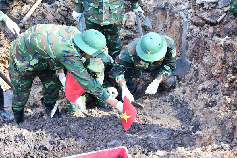 Ngày 26/10, quy tập thêm 10 hài cốt liệt sĩ tại Công viên Lê Thị Riêng, nâng tổng số lên 842 - Ảnh 4.