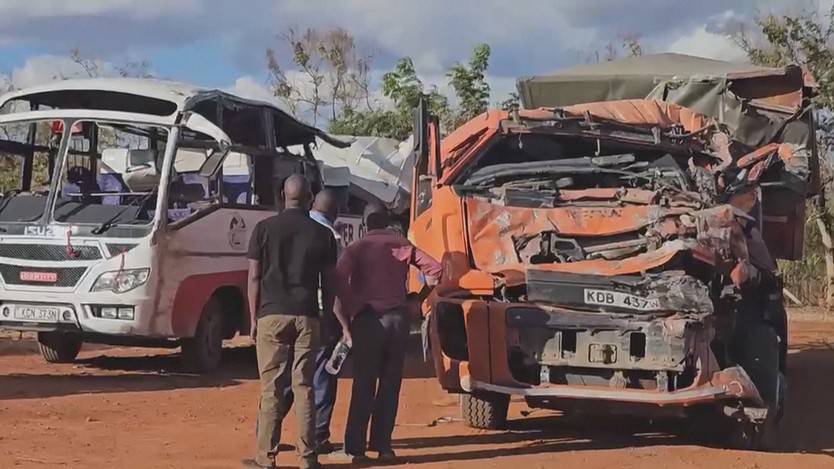 Kenya: Xe tải tông xe buýt mất lái, 24 người thiệt mạng - Ảnh 1.