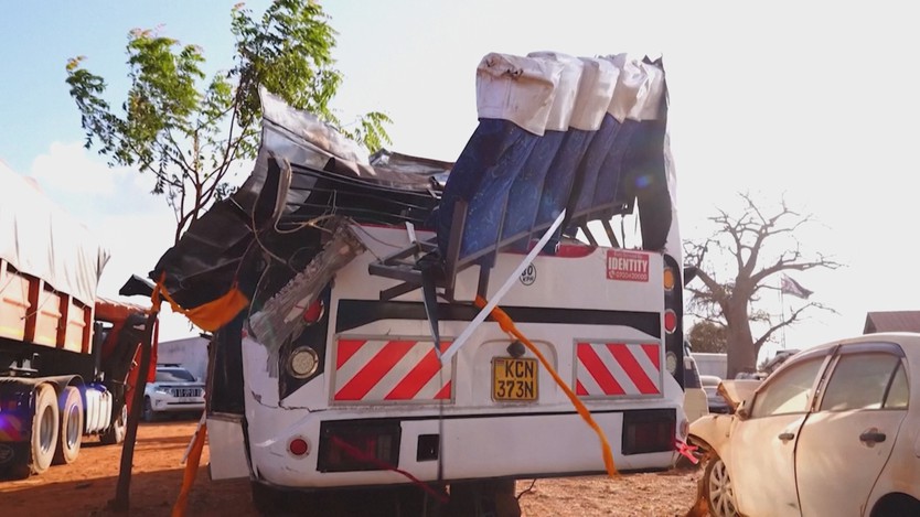 Kenya: Xe tải tông xe buýt mất lái, 24 người thiệt mạng - Ảnh 2.