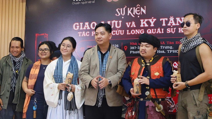 Tác giả “Cửu Long Quái Sự Ký” giao lưu, ký tặng sách cho độc giả - Ảnh 1.