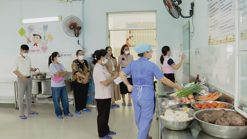 Siết chặt chuỗi cung ứng, bảo đảm an toàn bữa ăn tập thể - Ảnh 2.