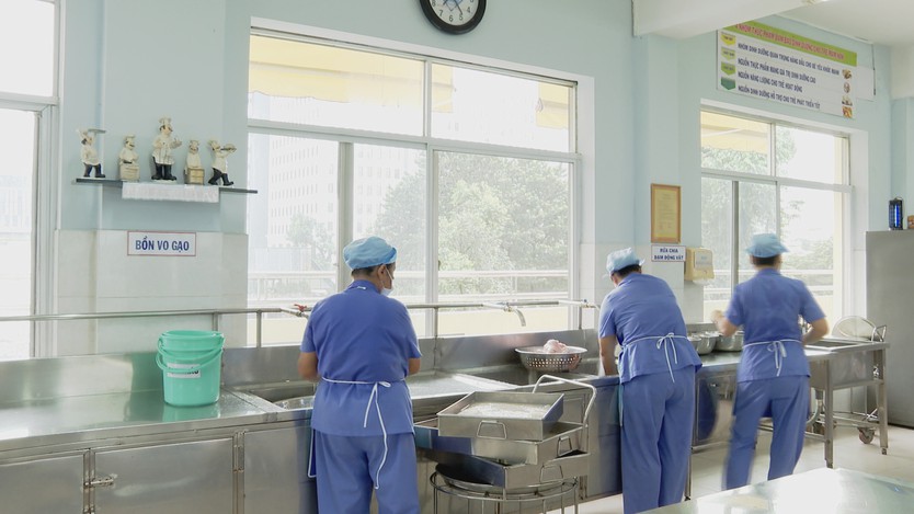 Siết chặt chuỗi cung ứng, bảo đảm an toàn bữa ăn tập thể - Ảnh 3.