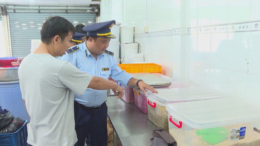Siết chặt chuỗi cung ứng, bảo đảm an toàn bữa ăn tập thể - Ảnh 4.