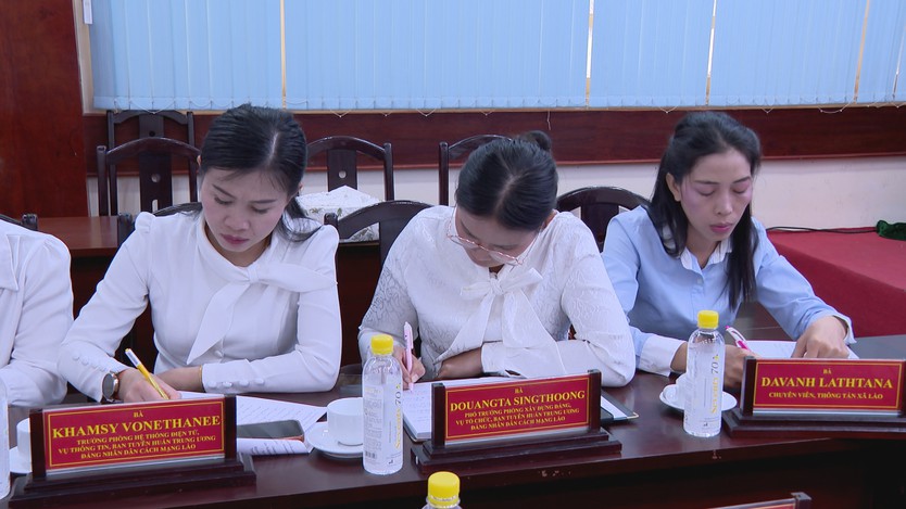 TP. Hồ Chí Minh chia sẻ kinh nghiệm chuyển đổi số báo chí với đoàn nhà báo Lào - Ảnh 3.