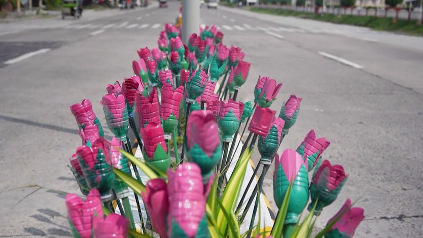 Philippines: Hoa tulip làm từ rác thải nhựa - Ảnh 3.