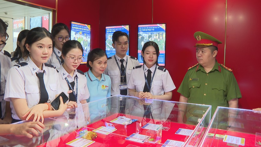 Phòng chống ma túy tại sân bay Tân Sơn Nhất: Ra mắt không gian tuyên truyền lưu động - Ảnh 4.