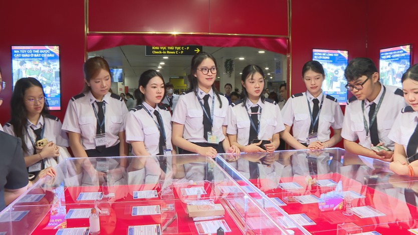 Phòng chống ma túy tại sân bay Tân Sơn Nhất: Ra mắt không gian tuyên truyền lưu động - Ảnh 7.