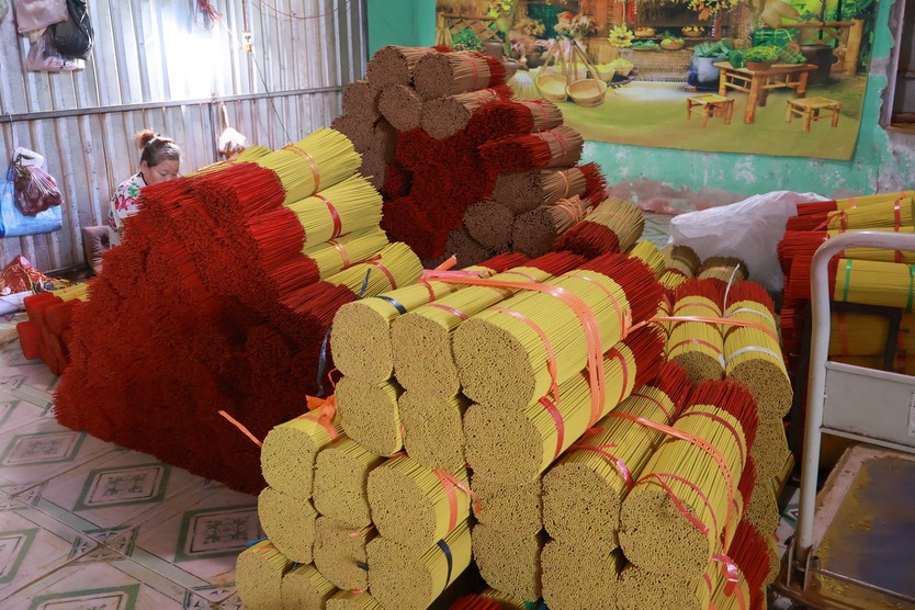 Một công nhân tốn trăm triệu, vì sao bà chủ nhang Minh Phước vẫn nhận thêm người?- Ảnh 12.