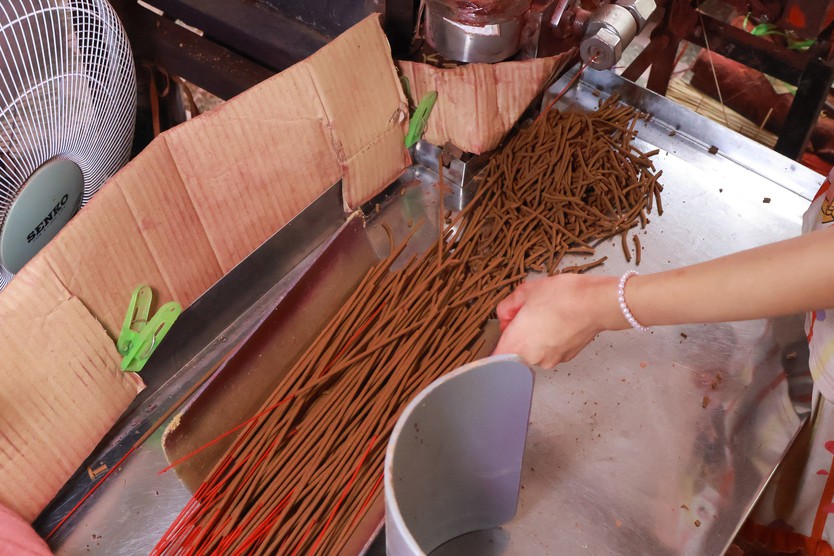 Một công nhân tốn trăm triệu, vì sao bà chủ nhang Minh Phước vẫn nhận thêm người?- Ảnh 8.