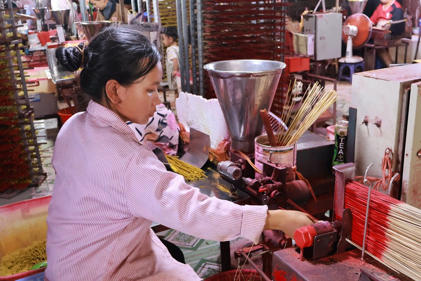 Một công nhân tốn trăm triệu, vì sao bà chủ nhang Minh Phước vẫn nhận thêm người?- Ảnh 9.
