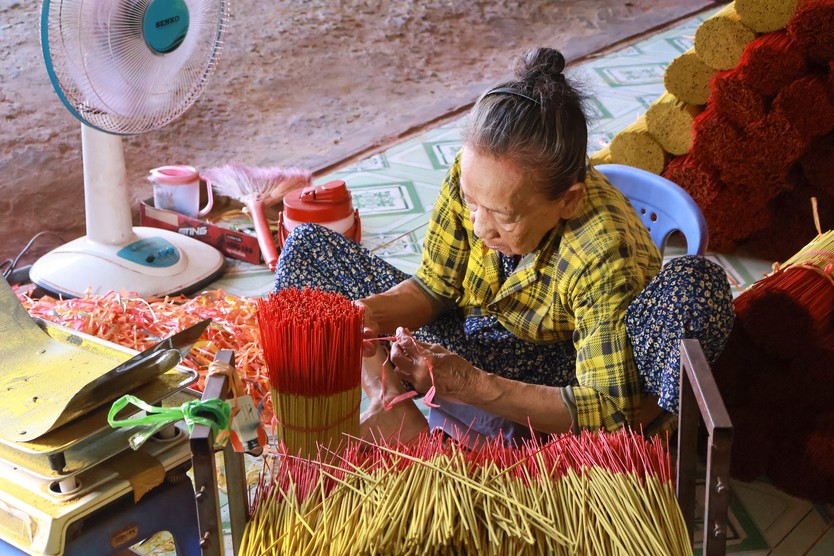 Một công nhân tốn trăm triệu, vì sao bà chủ nhang Minh Phước vẫn nhận thêm người?- Ảnh 3.