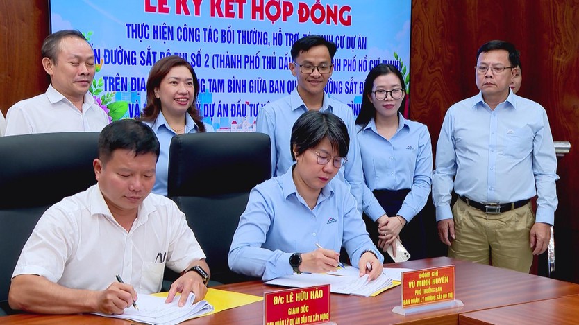 Ký kết hợp đồng phục vụ bồi thường, tái định cư tuyến metro số 2 - Ảnh 2.