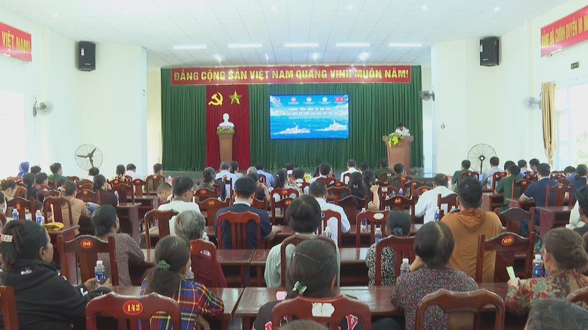 Cảnh sát biển đồng hành, sẻ chia cùng đồng bào dân tộc, tôn giáo - Ảnh 1.