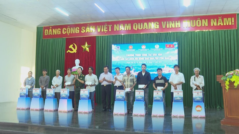 Cảnh sát biển đồng hành, sẻ chia cùng đồng bào dân tộc, tôn giáo - Ảnh 3.