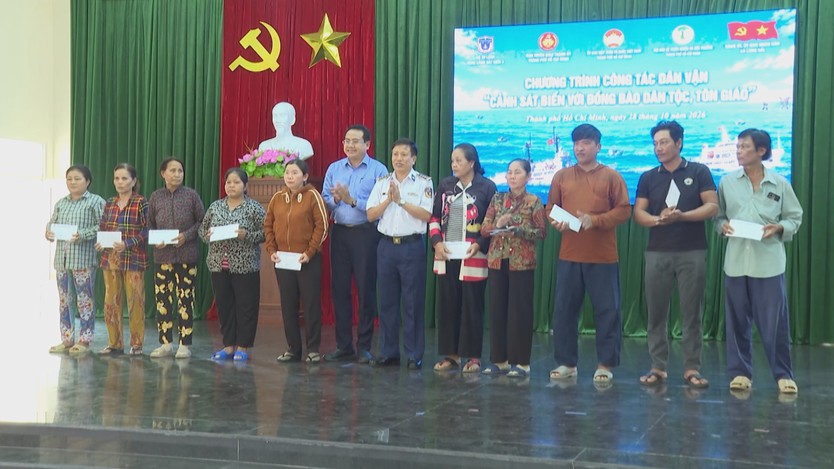 Cảnh sát biển đồng hành, sẻ chia cùng đồng bào dân tộc, tôn giáo - Ảnh 2.