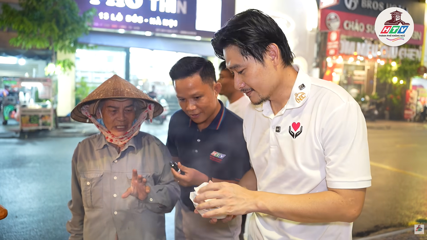 Bánh bao, cơm tấm miễn phí | HTV Thành phố không ngủ- Ảnh 2.