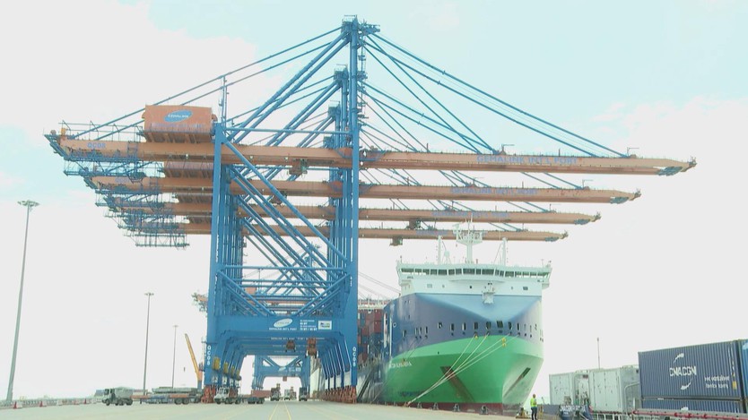 Sà lan điện chạy bằng năng lượng tái tạo, hướng đến logistics xanh- Ảnh 2.