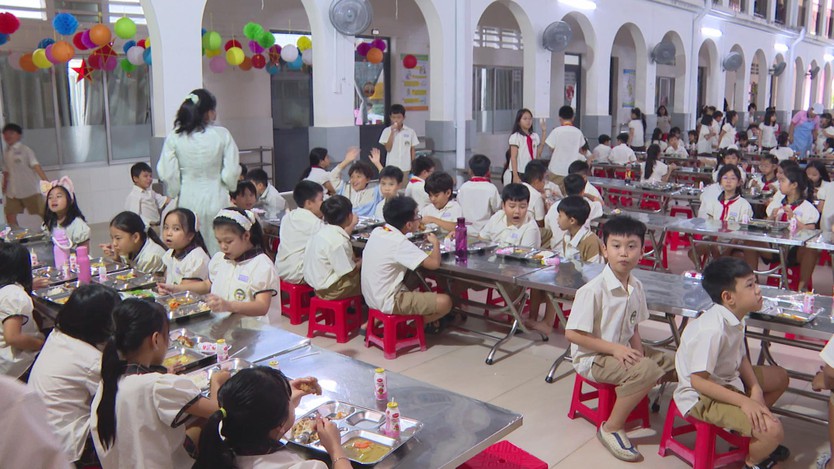 TP. Hồ Chí Minh tăng cường kiểm soát chất lượng bữa ăn bán trú - Ảnh 2.