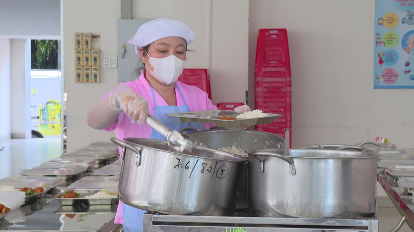 TP. Hồ Chí Minh tăng cường kiểm soát chất lượng bữa ăn bán trú - Ảnh 3.