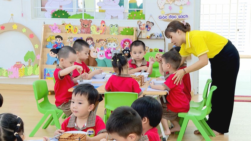 Giáo viên hướng dẫn trẻ ăn trưa tại trường mầm non - Ảnh 5.