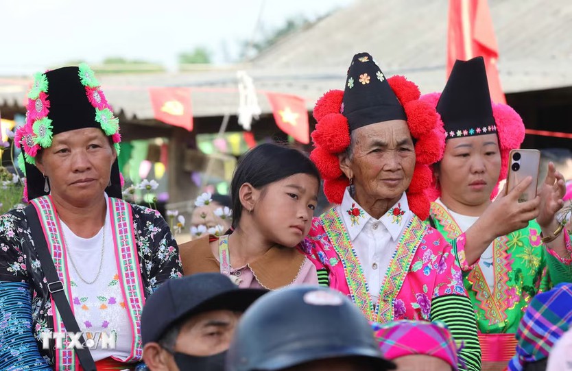 Giữ gìn văn hóa Mông qua tiếng khèn và sắc thổ cẩm ở Điện Biên - Ảnh 2.