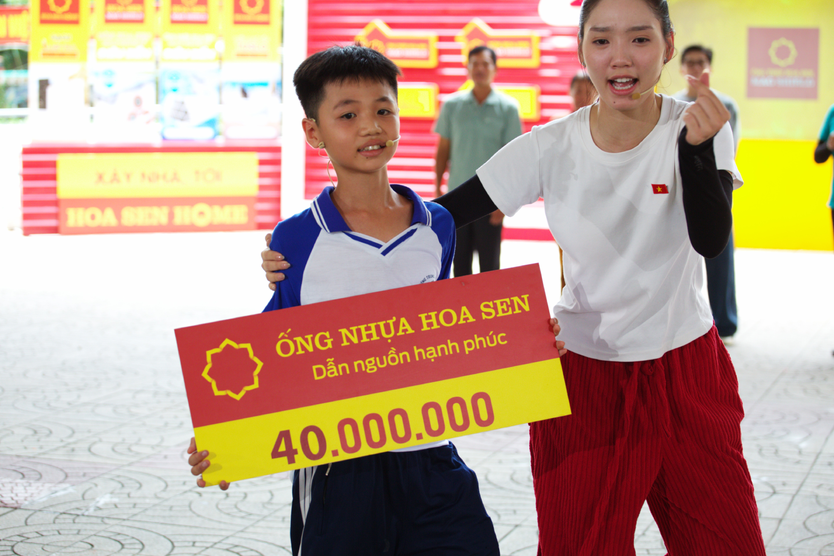 Gần 300 triệu đồng trao cho các em "Mái ấm gia đình Việt" tập 31 - Ảnh 11.