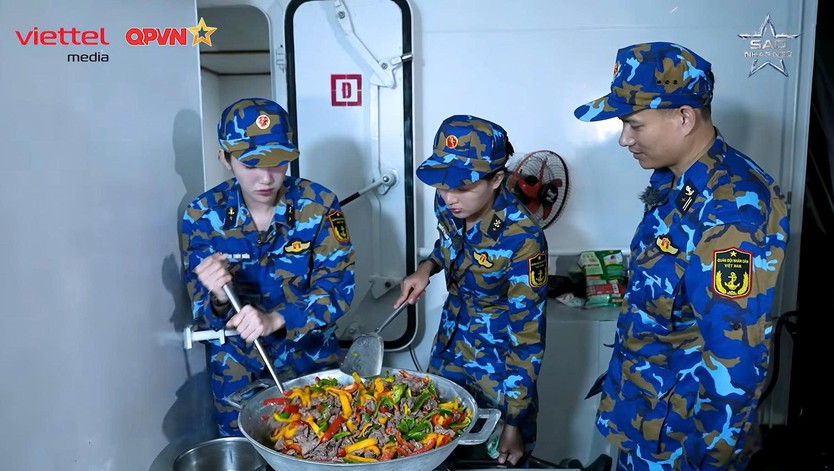 Dàn nghệ sĩ vượt say sóng, quây quần ca hát trên tàu ra Trường Sa | Sao Nhập Ngũ 2026 - Ảnh 10.