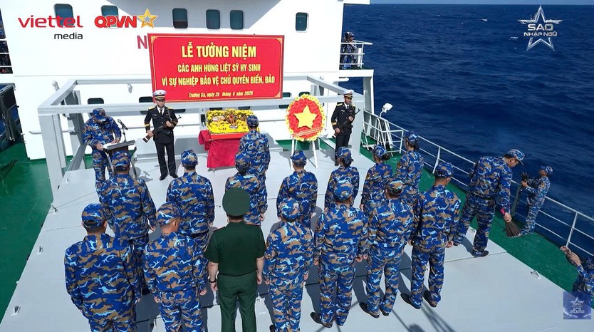 Xúc động lễ tưởng niệm các anh hùng liệt sĩ giữa biển khơi | Sao Nhập Ngũ 2026 - Ảnh 2.