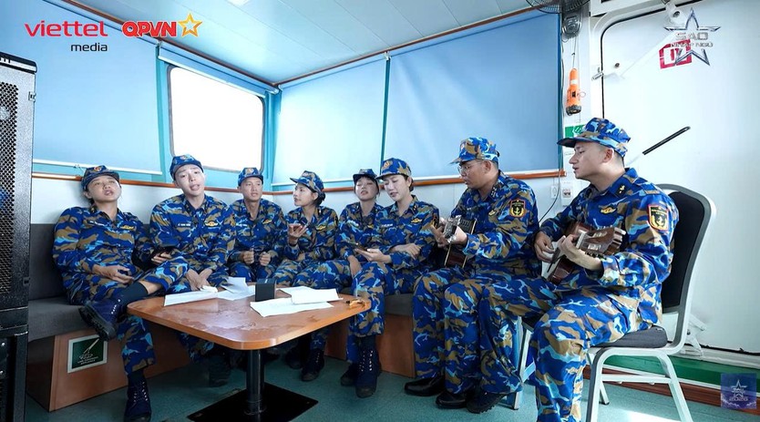 Dàn nghệ sĩ vượt say sóng, quây quần ca hát trên tàu ra Trường Sa | Sao Nhập Ngũ 2026 - Ảnh 36.