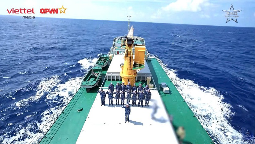 Xúc động lễ tưởng niệm các anh hùng liệt sĩ giữa biển khơi | Sao Nhập Ngũ 2026 - Ảnh 3.