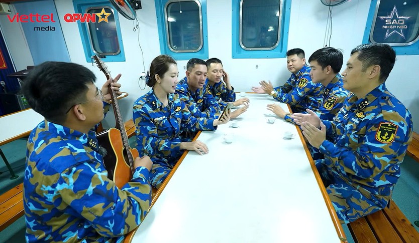 Dàn nghệ sĩ vượt say sóng, quây quần ca hát trên tàu ra Trường Sa | Sao Nhập Ngũ 2026 - Ảnh 14.