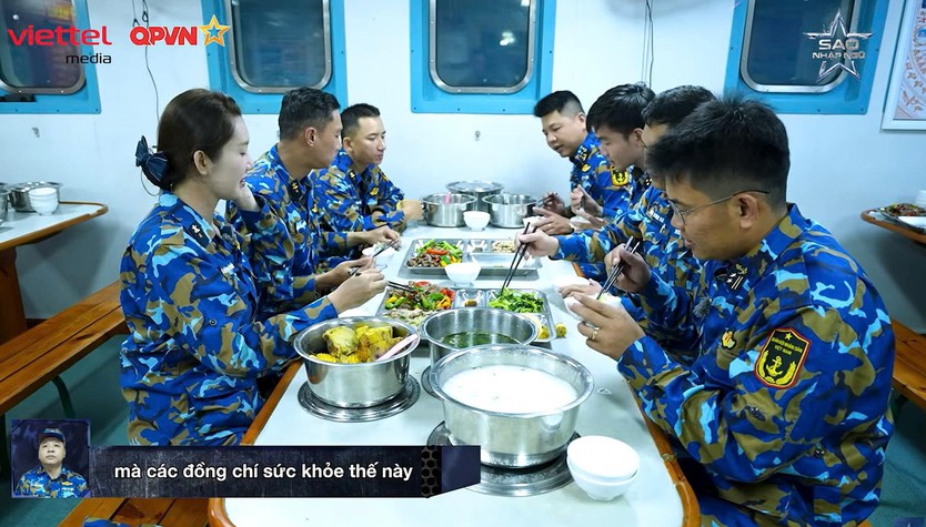 Dàn nghệ sĩ vượt say sóng, quây quần ca hát trên tàu ra Trường Sa | Sao Nhập Ngũ 2026 - Ảnh 11.