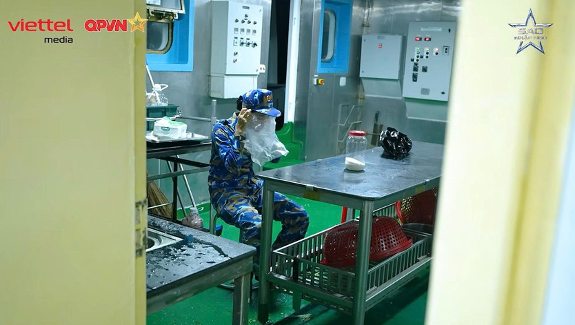 Dàn nghệ sĩ vượt say sóng, quây quần ca hát trên tàu ra Trường Sa | Sao Nhập Ngũ 2026 - Ảnh 4.