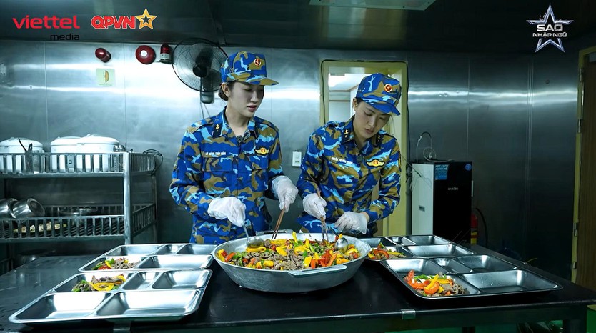 Dàn nghệ sĩ vượt say sóng, quây quần ca hát trên tàu ra Trường Sa | Sao Nhập Ngũ 2026 - Ảnh 8.