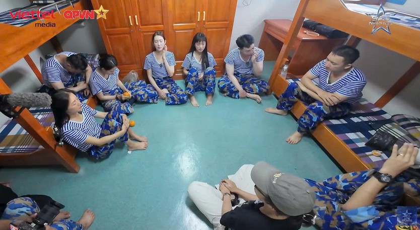 Dàn nghệ sĩ vượt say sóng, quây quần ca hát trên tàu ra Trường Sa | Sao Nhập Ngũ 2026 - Ảnh 28.