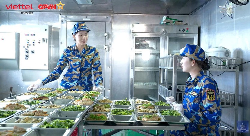 Dàn nghệ sĩ vượt say sóng, quây quần ca hát trên tàu ra Trường Sa | Sao Nhập Ngũ 2026 - Ảnh 19.
