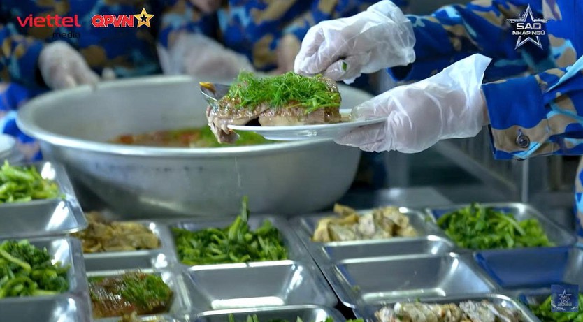 Dàn nghệ sĩ vượt say sóng, quây quần ca hát trên tàu ra Trường Sa | Sao Nhập Ngũ 2026 - Ảnh 15.