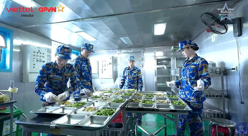 Dàn nghệ sĩ vượt say sóng, quây quần ca hát trên tàu ra Trường Sa | Sao Nhập Ngũ 2026 - Ảnh 16.