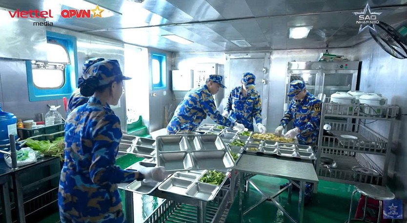 Dàn nghệ sĩ vượt say sóng, quây quần ca hát trên tàu ra Trường Sa | Sao Nhập Ngũ 2026 - Ảnh 18.