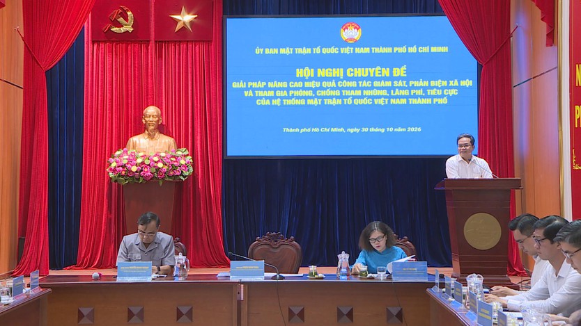 Quang cảnh bàn chủ tịch phát biểu trước màn hình hiển thị tên hội nghị do Ủy ban MTTQ Việt Nam TP.HCM tổ chức - Ảnh 3.