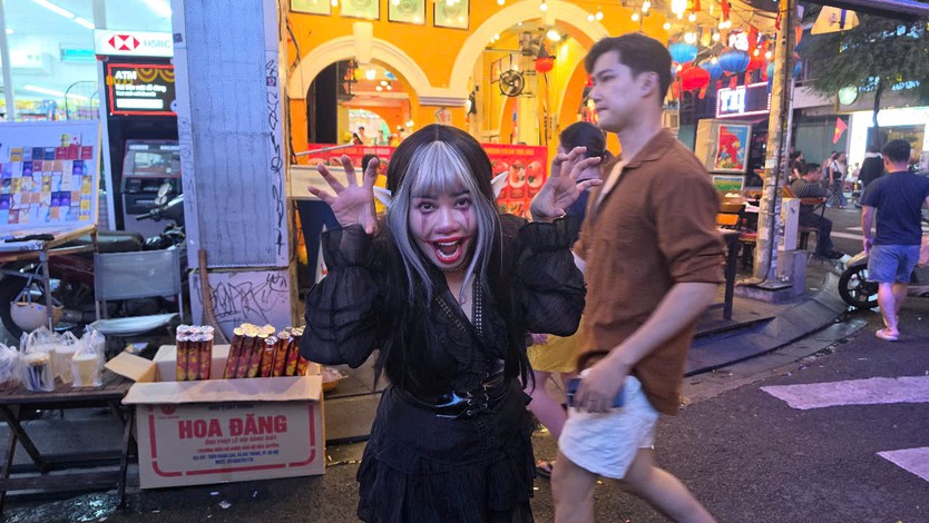Phố đi bộ Bùi Viện biến thành đại tiệc hóa trang trong đêm Halloween- Ảnh 3.