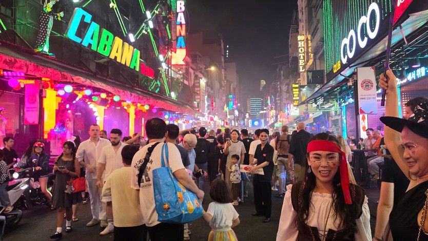 Phố đi bộ Bùi Viện biến thành đại tiệc hóa trang trong đêm Halloween- Ảnh 5.