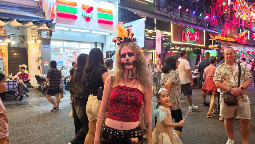 Phố đi bộ Bùi Viện biến thành đại tiệc hóa trang trong đêm Halloween- Ảnh 1.