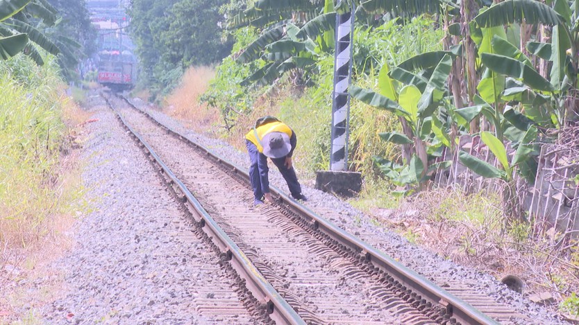 TP. Hồ Chí Minh tăng trách nhiệm địa phương trong xử lý lấn chiếm hành lang đường sắt - Ảnh 4.